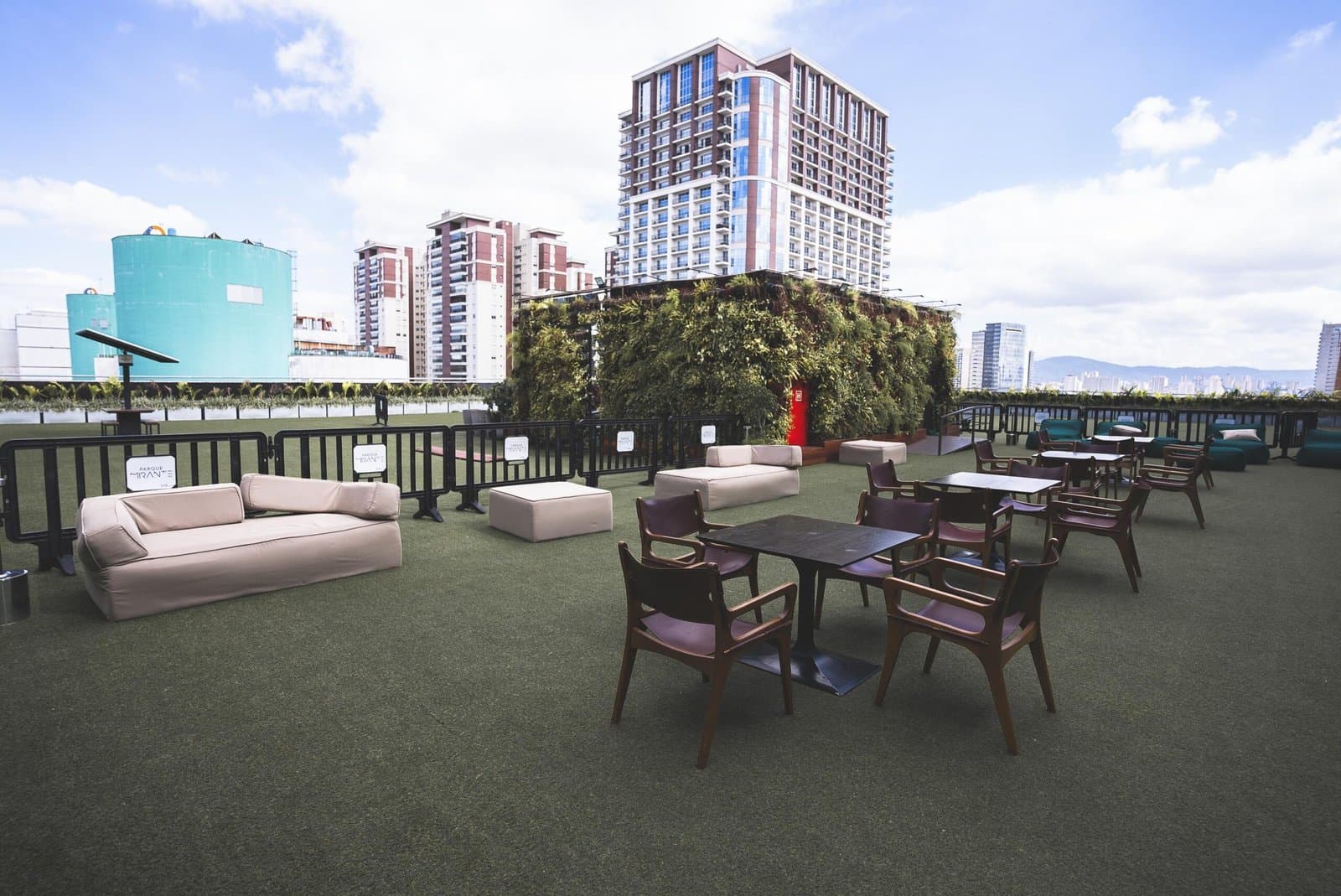 Área externa no rooftop do Parque Mirante, no complexo Nubank Parque
